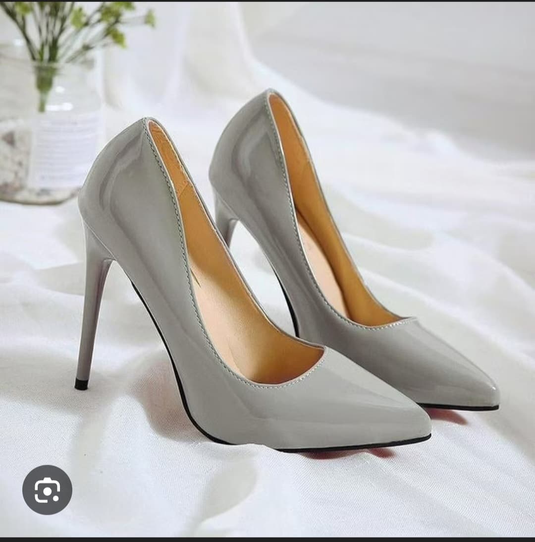 Shoe (heels)